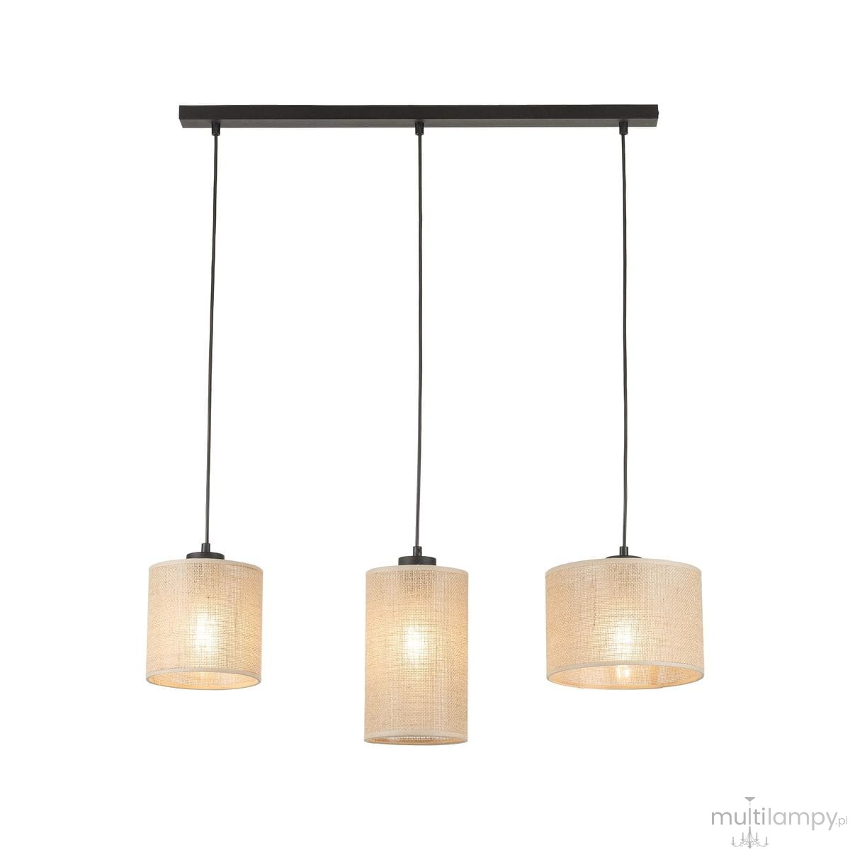 Lampa wisząca Juta z trzema kloszami w kolorze czarnym i brązowym, zawieszona na prostokątnej podstawie. Klosze mają okrągły kształt, wykonane z naturalnego materiału, emitujące ciepłe światło. Długość zwisu z regulacją.