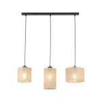 Lampa wisząca Juta z trzema kloszami w kolorze czarnym i brązowym, zawieszona na prostokątnej podstawie. Klosze mają okrągły kształt, wykonane z naturalnego materiału, emitujące ciepłe światło. Długość zwisu z regulacją.