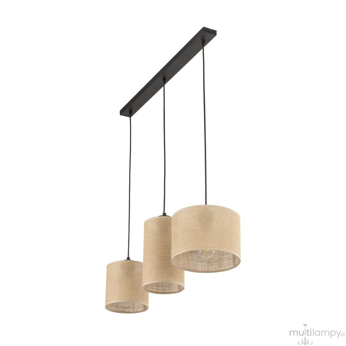 Czarna lampa wisząca z trzema okrągłymi kloszami z juty, zawieszona na długim czarnym stelażu. Klosze mają naturalny, teksturowany wygląd, a całość tworzy nowoczesny design. Lampa przeznaczona do żarówek E27.