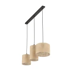 Czarna lampa wisząca z trzema okrągłymi kloszami z juty, zawieszona na długim czarnym stelażu. Klosze mają naturalny, teksturowany wygląd, a całość tworzy nowoczesny design. Lampa przeznaczona do żarówek E27.
