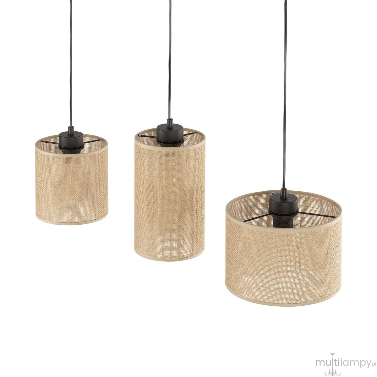 Lampa wisząca Juta z trzema kloszami w kolorze brązowym z juty, zawieszona na czarnych przewodach. Klosze mają cylindryczny kształt, a na górze widoczne są czarne oprawy E27. Wymiary kloszy różnią się, tworząc ciekawą kompozycję.