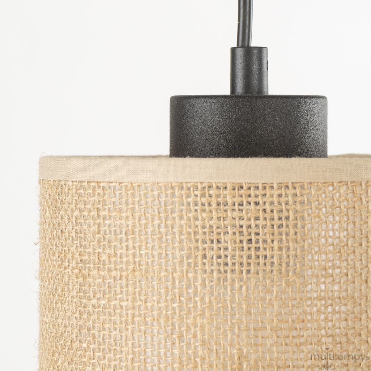 Lampa wisząca Juta w kolorze czarnym i brązowym, z materiałowym kloszem z juty, z widocznym mocowaniem w kolorze czarnym. Klosz ma cylindryczny kształt, z delikatnym wykończeniem. Produkt zawiera miejsce na trzy żarówki E27.