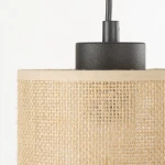 Lampa wisząca Juta w kolorze czarnym i brązowym, z materiałowym kloszem z juty, z widocznym mocowaniem w kolorze czarnym. Klosz ma cylindryczny kształt, z delikatnym wykończeniem. Produkt zawiera miejsce na trzy żarówki E27.