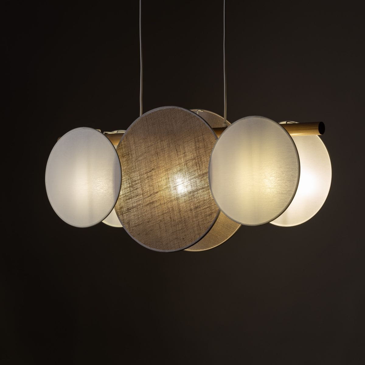 Lampa wisząca Pulse 3xE27 w kolorze białym i brązowym, z okrągłymi kloszami w różnych odcieniach, zawieszona na cienkich przewodach. Klosze mają matową i teksturowaną powierzchnię, tworząc nowoczesny design.