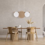 Lampa wisząca Pulse 3xE27 w białym i brązowym kolorze, z trzema okrągłymi kloszami, zawieszona nad drewnianym stołem. W tle jasna ściana i stylowe krzesła, tworzące nowoczesną aranżację wnętrza.