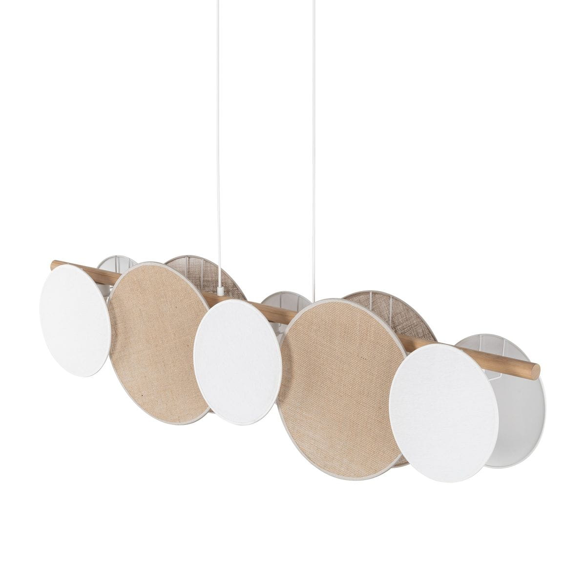 Lampa wisząca Pulse z pięcioma oprawami E27 w białym i brązowym kolorze. Okrągłe klosze, z białym i naturalnym wykończeniem, zawieszone na drewnianej listwie. Kąt ujęcia z boku, prezentujący nowoczesny design.