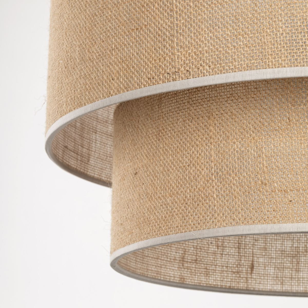Lampa wisząca Calisto D50 z materiałowym kloszem w kolorze brązowym, z białą krawędzią. Widoczny detal tekstury tkaniny, zbliżenie na dwa pierścienie klosza, zawieszona w pozycji pionowej. Idealna do nowoczesnych wnętrz.