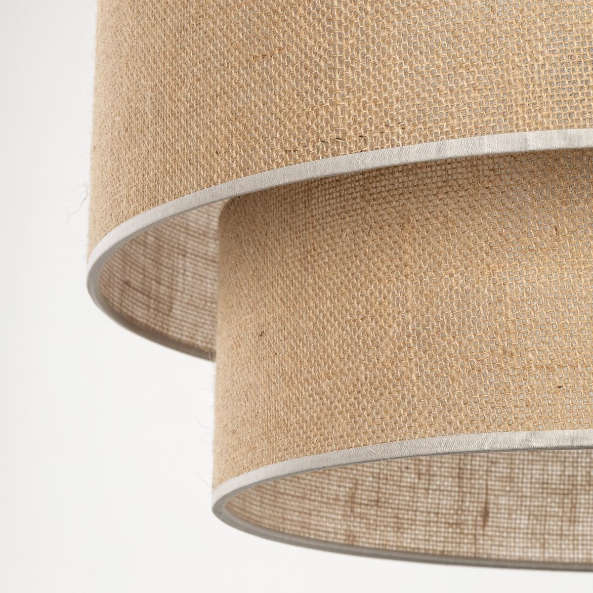 Lampa wisząca Calisto D50 w kolorze czarnym i brązowym z trzema oprawami E27. Widoczne są dwa okrągłe klosze w jasnobrązowym materiale tekstylnym, z białym wykończeniem na krawędziach. Klosze umieszczone są jeden pod drugim, tworząc warstwowy efekt.