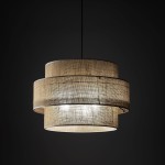 Lampa wisząca Calisto D50 w kolorze czarnym i brązowym, z trzema oprawami E27. Składa się z trzech okrągłych abażurów w lekko teksturowanym materiale, zawieszona na cienkim przewodzie, na ciemnym tle.
