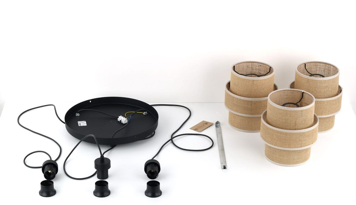 Lampa wisząca Calisto 3xE27 w kolorze czarnym i brązowym, zawiera okrągłą podstawę, trzy oprawki z czarnego tworzywa oraz trzy klosze z brązowego materiału. Widoczne przewody oraz akcesoria montażowe na białym tle.