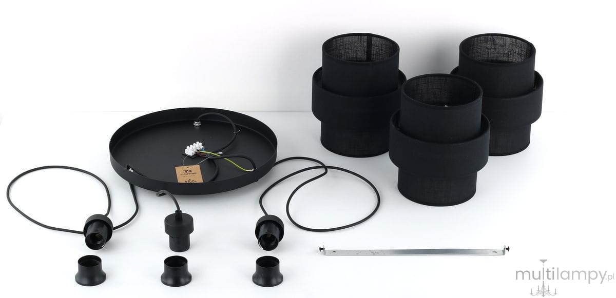 Lampa wisząca Calisto w kolorze czarnym, przeznaczona na trzy żarówki E27. W skład zestawu wchodzi okrągła podstawa, kable, oprawki oraz trzy cylindryczne klosze z materiału. Elementy ułożone na białym tle, w położeniu poziomym.