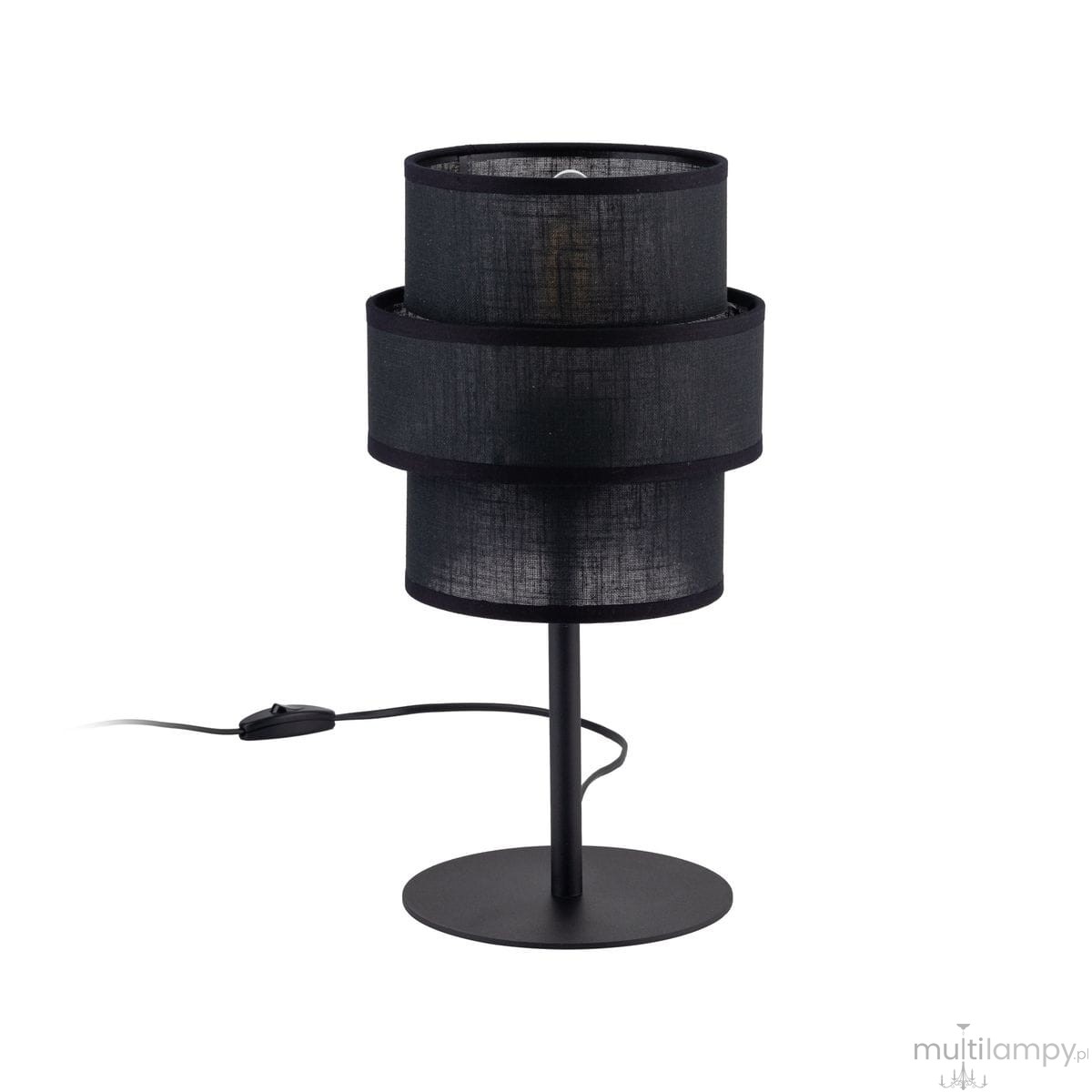 Lampka stołowa Calisto z abażurem w kolorze czarnym, wykonana z materiału, na metalowej podstawie. Widoczny kabel z włącznikiem. Ujęcie z boku, pokazujące dwa poziome pierścienie abażura. Wysokość lampy dostosowana do użycia na biurku lub stoliku.