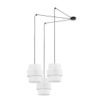 Lampa wisząca Calisto z trzema białymi kloszami o cylindrycznym kształcie, zawieszona na czarnych linkach. Klosze mają delikatną teksturę, a całość montowana do sufitu za pomocą czarnej podsufitki. Idealna do nowoczesnych wnętrz.