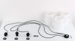 Lampa wisząca Calisto z trzema oprawami E27 w kolorze czarnym i białym. W zestawie znajdują się trzy białe klosze o okrągłym kształcie oraz czarne przewody. Elementy montażowe i gniazda są widoczne na białym tle.