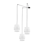 Lampa wisząca Calisto z trzema kloszami w kolorze białym, zawieszona na czarnych linkach, z montażem sufitowym. Klosze mają cylindryczny kształt, a ich powierzchnia jest teksturowana. Idealna do nowoczesnych wnętrz.