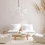 Lampa wisząca Calisto 3xE27 w kolorze czarnym i białym z trzema okrągłymi kloszami, wisząca na czarnych przewodach. Produkt umieszczony nad niskim drewnianym stolikiem w minimalistycznym wnętrzu z białymi sofami i dekoracjami.