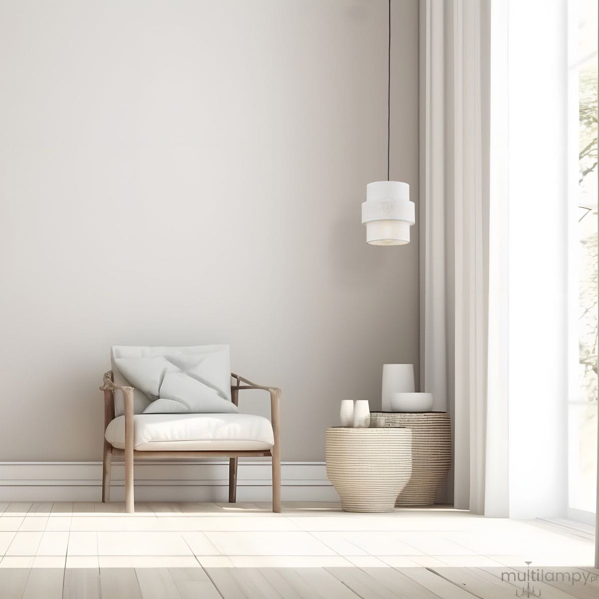Lampa wisząca Calisto D20 w kolorze czarnym i białym, z miejscem na żarówkę E27. Zawieszona w jasnym wnętrzu, nad drewnianym fotelem z poduszką i dekoracyjnymi pojemnikami. Prosty design z warstwowym kloszem.