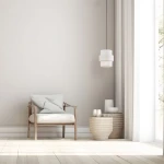 Lampa wisząca Calisto D20 w kolorze czarnym i białym, z miejscem na żarówkę E27. Zawieszona w jasnym wnętrzu, nad drewnianym fotelem z poduszką i dekoracyjnymi pojemnikami. Prosty design z warstwowym kloszem.
