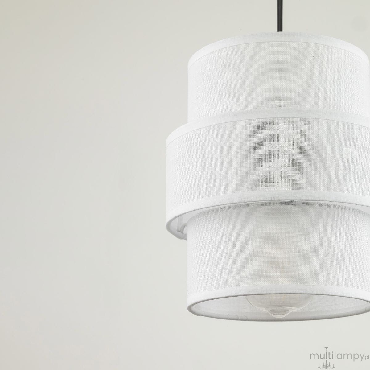Lampa wisząca Calisto D20 w kolorze białym z czarnym zawieszeniem. Składa się z dwóch okrągłych kloszy z teksturowanego materiału, umieszczonych jeden na drugim, z widoczną oprawką na żarówkę E27.
