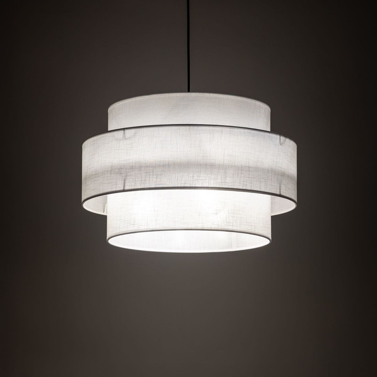 Lampa wisząca Calisto D50 w kolorze czarnym i białym, z trzema oprawami na żarówki E27. Posiada dwa okrągłe klosze z białego materiału, umieszczone jeden na drugim, zawieszone na czarnym przewodzie.