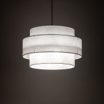 Lampa wisząca Calisto D50 w kolorze czarnym i białym, z trzema oprawami na żarówki E27. Posiada dwa okrągłe klosze z białego materiału, umieszczone jeden na drugim, zawieszone na czarnym przewodzie.