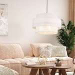 Lampa wisząca Calisto D50 w kolorze czarnym i białym, z trzema miejscami na żarówki E27. Ma trzy okrągłe, przezroczyste klosze. Zawieszona na czarnym przewodzie w nowoczesnym wnętrzu, nad stolikiem kawowym i sofą.