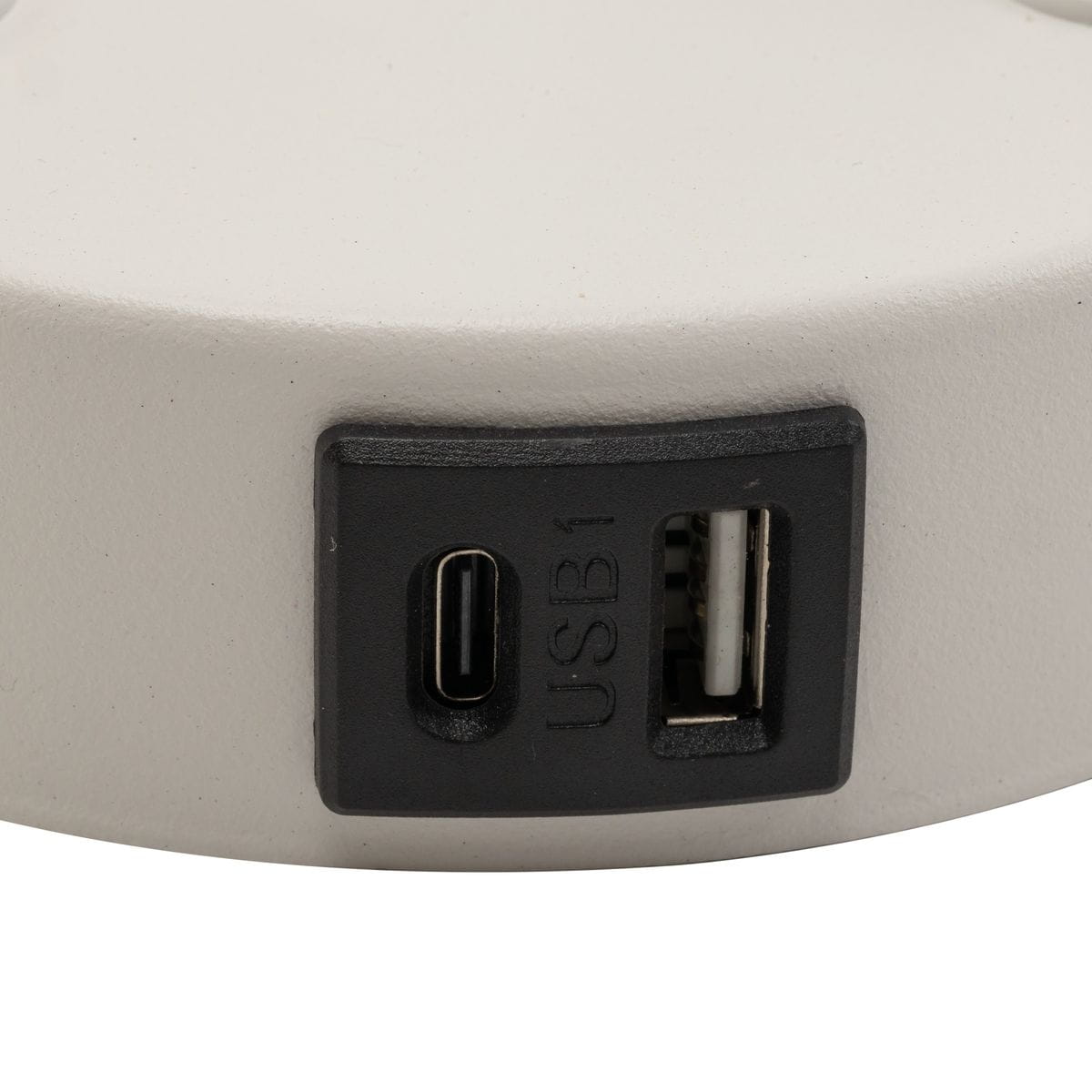 Kinkiet Maja z portem USB, widok z bliska na gniazda USB w czarnej ramce. Widać jedno gniazdo USB typu C oraz drugie USB standardowe. Kinkiet w kolorze białym, co sprawia, że pasuje do różnych aranżacji wnętrz.