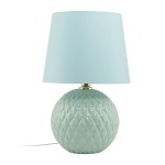 Lampa stołowa Santana z abażurem w kolorze miętowym i podstawą w odcieniu zielonym, o teksturowanej, okrągłej formie. Kąt ujęcia frontalny, ukazujący całość lampy z widocznym kablem. Złoty detal przy mocowaniu abażura.