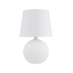 Lampa stołowa Santana z białym abażurem, okrągła baza z fakturą w formie diamentów. Ujęcie frontalne, produkt stojący, wykonany z tworzywa sztucznego i tekstyliów, idealny do aranżacji wnętrz. Wysokość standardowa, miejsce na żarówkę E27.