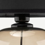 Lampa stołowa Melody 1xE27 z bursztynowym kloszem i czarną podstawą. Ujęcie z dołu pokazuje elegancki detal połączenia podstawy z kloszem. Klosz o półprzezroczystej fakturze, podkreślający nowoczesny design.