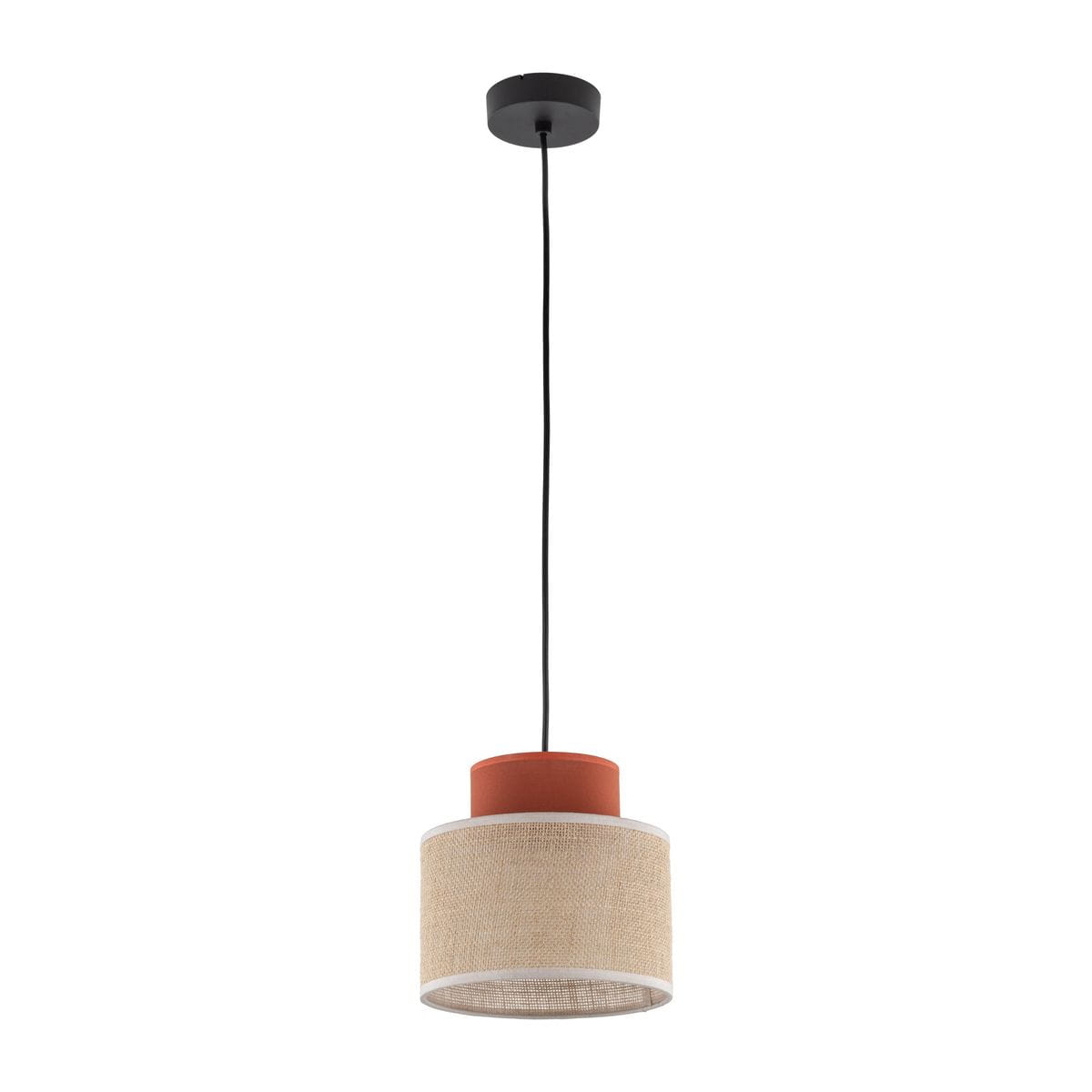Lampa wisząca Duo D20 z jednym gniazdem E27. Posiada brązowy klosz z juta oraz ceramiczną podstawę w kolorze terrakoty. Ujęcie z boku, zawieszona na czarnym kablu. Tło białe, co podkreśla naturalne materiały lampy.