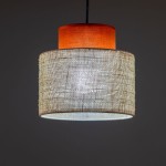 Lampa wisząca Duo D20 z oprawą w kolorze brązowym i kloszem z juty. Kształt cylindryczny, widoczny jeden gwint E27. Ułożona pionowo, z górnym elementem w intensywnym pomarańczowym kolorze. Tło ciemne, co podkreśla detale lampy.