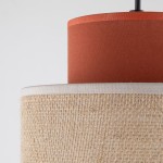 Lampa wisząca Duo D20 z brązowym abażurem z juty i górnym cylindrem w kolorze czerwonym. Produkt widoczny z bliska, ukazujący teksturę juty oraz detale wykończenia. Idealna do nowoczesnych wnętrz.