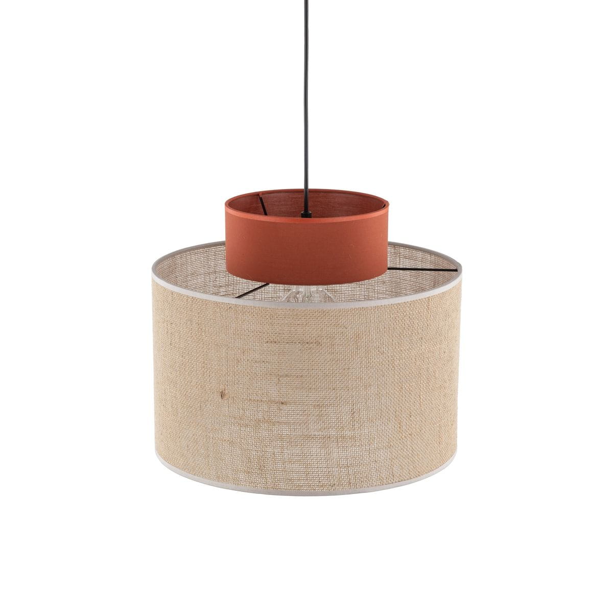 Lampa wisząca Duo D38 z brązowym abażurem z juty i okrągłym elementem w kolorze rdzy. Ujęcie z boku, wisząca, z metalowym stelażem. Wymaga żarówki E27. Tło jednolite, co podkreśla naturalne materiały.
