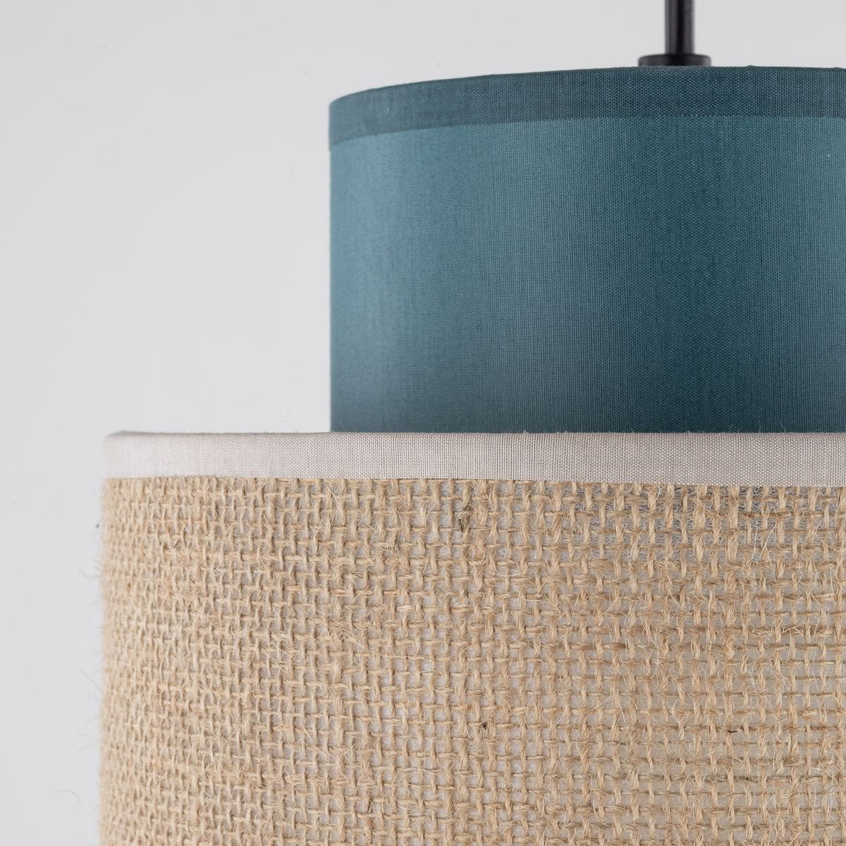 Lampa wisząca Duo D20 z zielonym kloszem z materiału i abażurem z juty. Widok z góry, w zbliżeniu na detale tekstury. Klasyczny design, idealna do nowoczesnych wnętrz.