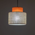 Lampa wisząca Duo D20 z pomarańczowym kloszem z tworzywa i jutowym abażurem, w kształcie cylindrycznym. Ujęcie z dołu, pokazujące detale materiałów i struktury, zawieszona na czarnym przewodzie.