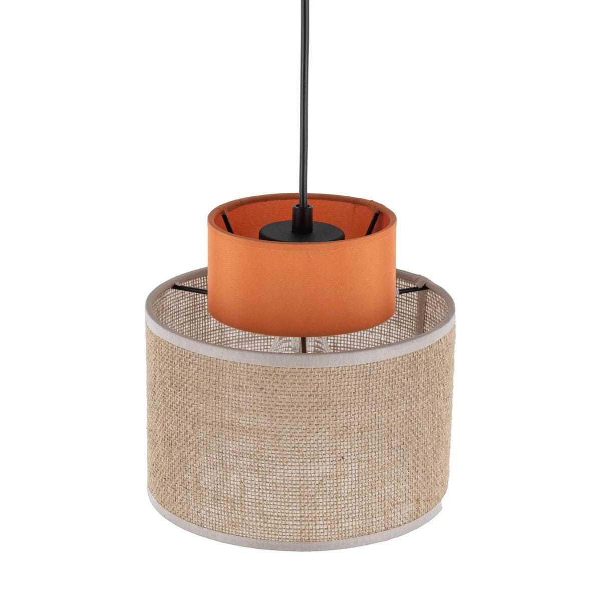 Lampa wisząca Duo D20 z jednym gniazdem E27, w kolorze pomarańczowym i juta. Okrągły klosz z jutowego materiału z metalową obręczą, z centralnym pomarańczowym elementem. Zawieszona na czarnym przewodzie, w ujęciu frontalnym.