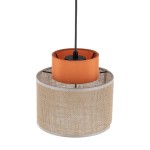 Lampa wisząca Duo D20 z jednym gniazdem E27, w kolorze pomarańczowym i juta. Okrągły klosz z jutowego materiału z metalową obręczą, z centralnym pomarańczowym elementem. Zawieszona na czarnym przewodzie, w ujęciu frontalnym.