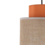 Lampa wisząca Duo D20 z jednym źródłem światła E27, składająca się z pomarańczowego klosza u góry oraz dolnej części z juty o teksturowanej powierzchni. Produkt zawieszony na czarnym przewodzie, pokazany z boku.