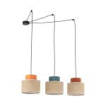 Duo lampa wisząca z trzema kloszami w kolorach pomarańczowym, zielonym i czerwonym, wykonana z juty z czarnymi przewodami. Klosze mają okrągły kształt i są zawieszone na czarnym stelażu. Idealna do nowoczesnych wnętrz.