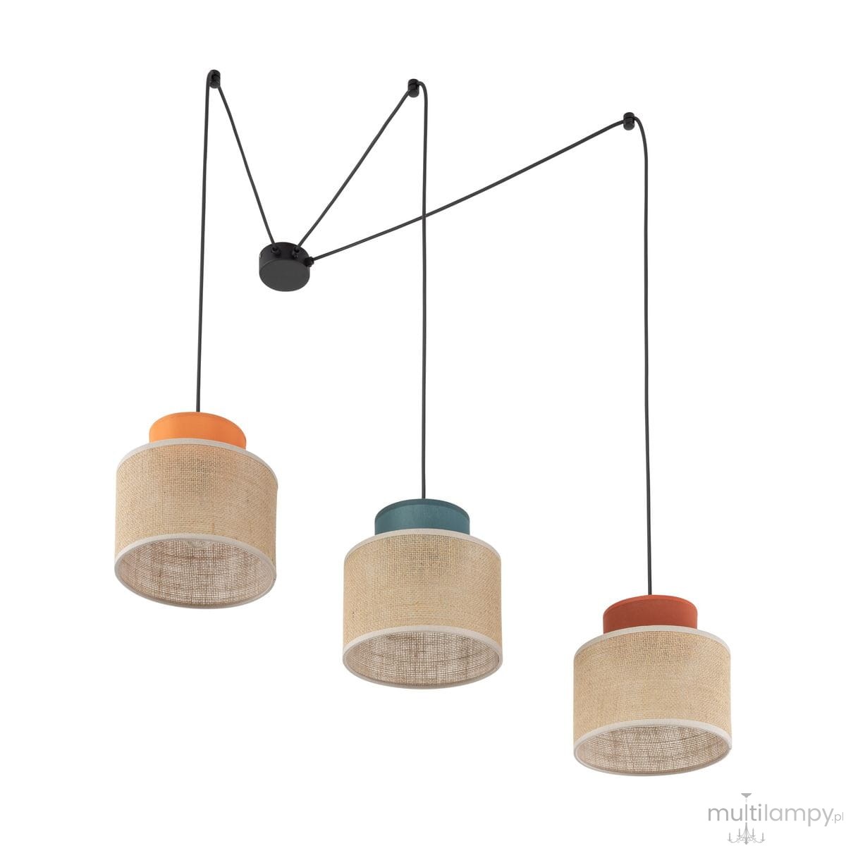 Duo lampa wisząca z trzema kloszami w kolorze naturalnym z juty, z metalowymi elementami w odcieniach pomarańczowym, niebieskim i czerwonym. Zawieszona na czarnych linkach, montowana do sufitu. Klosze mają cylindryczny kształt.