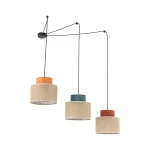 Duo lampa wisząca z trzema kloszami w kolorach: pomarańczowym, niebieskim i czerwonym, wykonanymi z juty. Klosze mają cylindryczny kształt i są zawieszone na czarnych linkach, montowane na okrągłej podstawie sufitowej.
