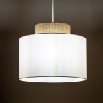 Lampa wisząca Duo D38 z białym abażurem i elementem z juty, zawieszona na białym przewodzie. Abażur ma okrągły kształt, gładką powierzchnię i delikatne wykończenie. Element z juty znajduje się na górze lampy, tworząc naturalny kontrast.