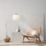 Lampa wisząca Duo D38 z białym kloszem i jutowym wykończeniem, zawieszona nad kwadratowym stołem. W tle widoczne naturalne akcesoria: pleciony kosz, wazon oraz drewniane krzesło. Ściana w jasnym kolorze.