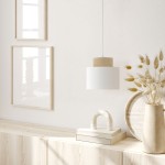 Lampa wisząca Duo D20 z oprawą w kolorze białym i elementem z juty, zawieszona na cienkim kablu. Widoczna w jasnym wnętrzu z naturalnymi dekoracjami, na tle drewnianych mebli i roślinności.