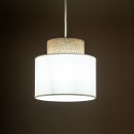 Lampa wisząca Duo D20 z białym kloszem i jutowym detalem, zawieszona na białym przewodzie. Kształt cylindryczny, z widocznym połączeniem materiałów. Idealna do nowoczesnych wnętrz.