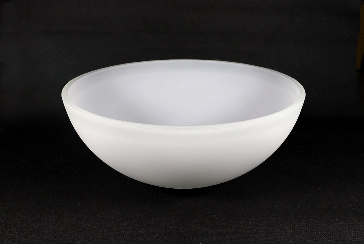 Klosz szklany Aris w kształcie półkuli o średnicy 250 mm, wykonany z matowego, białego szkła. Produkt ukazany z boku, z gładką powierzchnią i zaokrąglonymi krawędziami, na ciemnym tle.