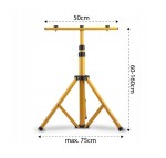 Przenośny naświetlacz LED na żółtym statywie, regulowany w zakresie 60-160 cm. Szerokość górnego ramienia wynosi 50 cm, a maksymalna szerokość podstawy 75 cm. Statyw z mocnymi nogami zapewnia stabilność. Idealny do oświetlenia w różnych warunkach.