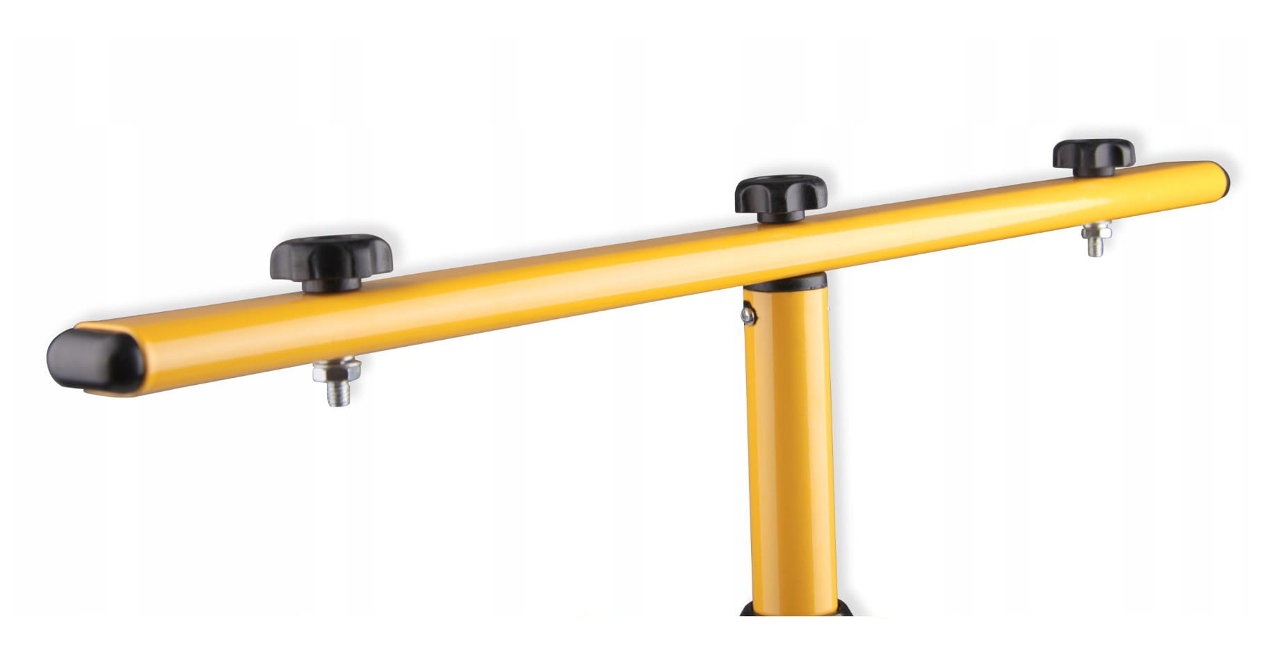 Naświetlacz LED przenośny na statywie, z żółtym metalowym ramieniem i czarnymi pokrętłami do regulacji. Ujęcie z boku, pokazujące detale mocowania oraz statyw. Produkt przeznaczony do oświetlenia, z wysoką mocą 16000 lm i klasą ochrony IP65.