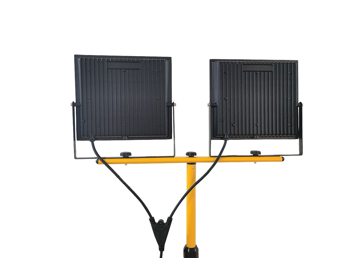 Naświetlacz LED przenośny na statywie, z dwoma panelami o mocy 100W każdy, emitującymi 16000lm światła przy temperaturze barwowej 4500K. Statyw w kolorze żółtym, konstrukcja z metalowymi uchwytami, odporność na wodę IP65.